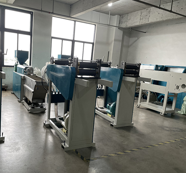 拉鏈擠出機(jī)車間